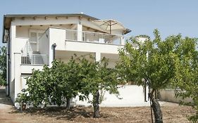 Fèdeli House Sea